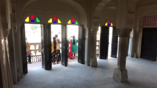 Jaipur, India - 2019. november 04.: Hawa Mahal turisták sétálnak át az épület 11. részének folyosóin — Stock videók