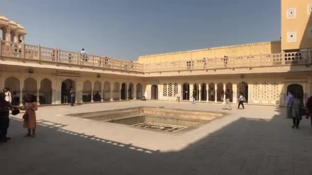 Jaipur, India - 04 november 2019: Hawa Mahal toeristen lopen op het plein in de buurt van de fontein deel 3 — Stockvideo