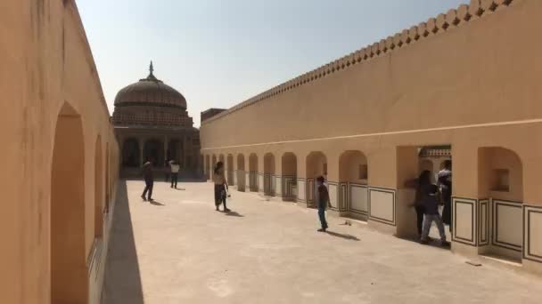 Jaipur, Inde - 04 novembre 2019 : Les touristes Hawa Mahal traversent les couloirs du bâtiment partie 7 — Video