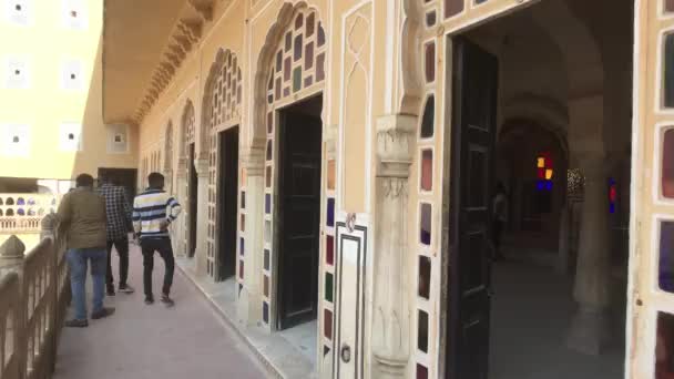 Jaipur, Ινδία - Νοέμβριος 04, 2019: Hawa Mahal τουρίστες με τα πόδια μέσα από τους διαδρόμους του κτιρίου μέρος 8 — Αρχείο Βίντεο