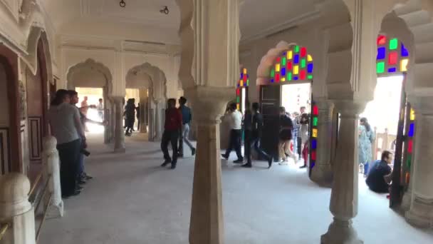 Jaipur, Ινδία - Νοέμβριος 04, 2019: Hawa Mahal τουρίστες με τα πόδια μέσα από τους διαδρόμους του κτιρίου μέρος 6 — Αρχείο Βίντεο