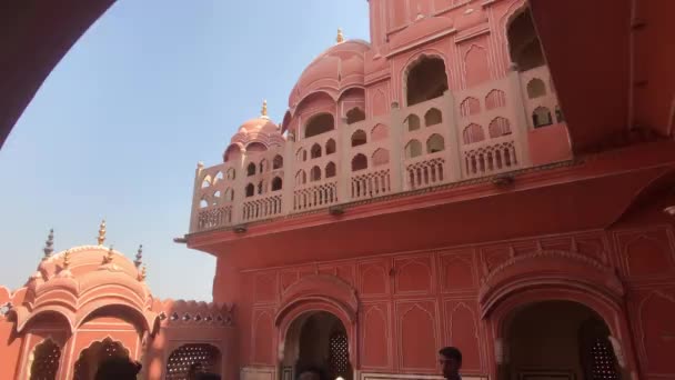 Jaipur, India - November 04, 2019: Hawa Mahal tourists see the sights of the old palace part 3 — Stockvideo