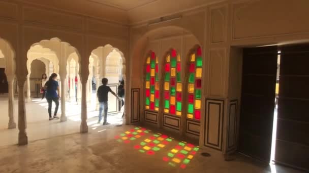 Jaipur, India - 04 november 2019: Hawa Mahal toeristen lopen bij de ramen van het mozaïek — Stockvideo