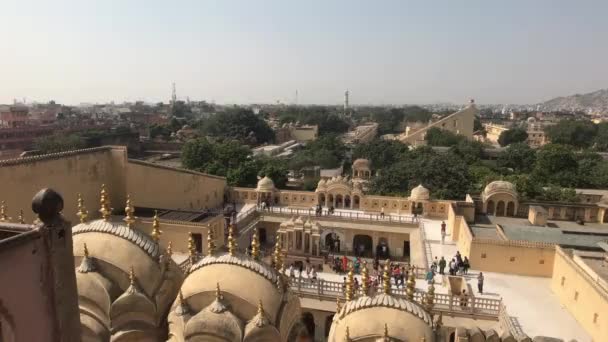 Jaipur, India - 04 november 2019: Hawa Mahal toeristen lopen op het balkon van het paleis deel 5 — Stockvideo