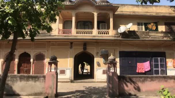 Jaipur, India - 04 november 2019: Hawa Mahal toeristische wandelingen door de boog — Stockvideo