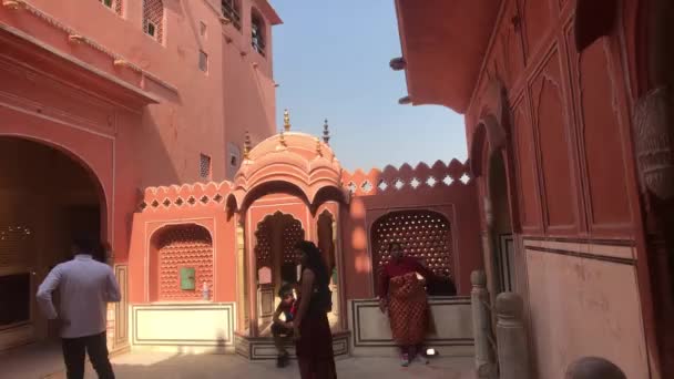 Jaipur, India - 04 november 2019: Hawa Mahal toeristen zien de bezienswaardigheden van het oude paleis — Stockvideo