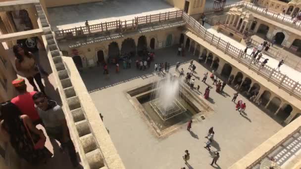 Jaipur, India - 04 november 2019: Hawa Mahal toeristen lopen op het balkon van het paleis deel 4 — Stockvideo