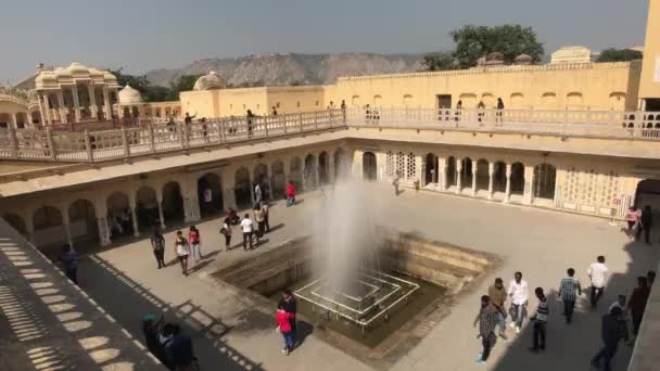 Jaipur, Indie - listopad 04, 2019: Hawa Mahal turisté procházka na náměstí v blízkosti kašny část 5 — Stock video