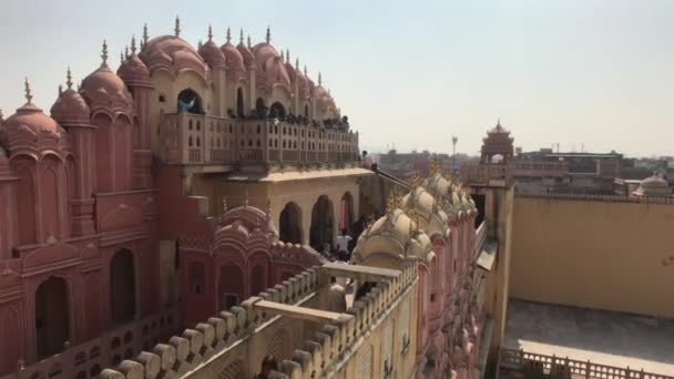 Jaipur, Índia - 04 de novembro de 2019: Os turistas Hawa Mahal vêem os pontos turísticos do antigo palácio parte 5 — Vídeo de Stock