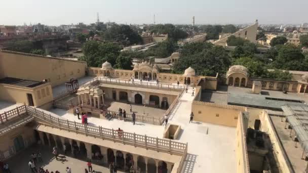 Jaipur, Índia - 04 de novembro de 2019: Os turistas Hawa Mahal vêem os pontos turísticos do antigo palácio parte 4 — Vídeo de Stock