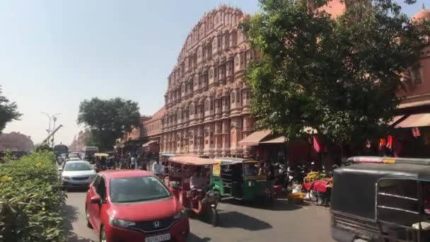 Jaipur, Índia - tráfego de rua ao longo do edifício histórico — Vídeo de Stock