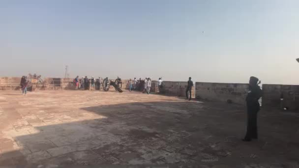 Jodhpur, India - 06 de noviembre de 2019: Los turistas del Fuerte Mehrangarh caminan en la cubierta de observación superior — Vídeos de Stock