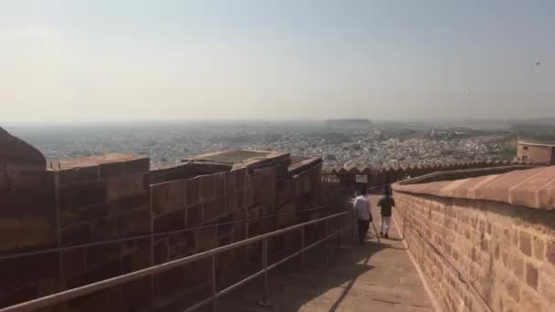 Джодхпур, Индия - 06 ноября 2019 года: Туристы из форта Мехрангарх спускаются по тропе крепостной стены — стоковое видео