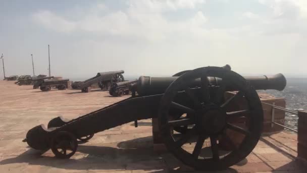 Jodhpur, India - old military guns look at the city from the top of the walls — 图库视频影像
