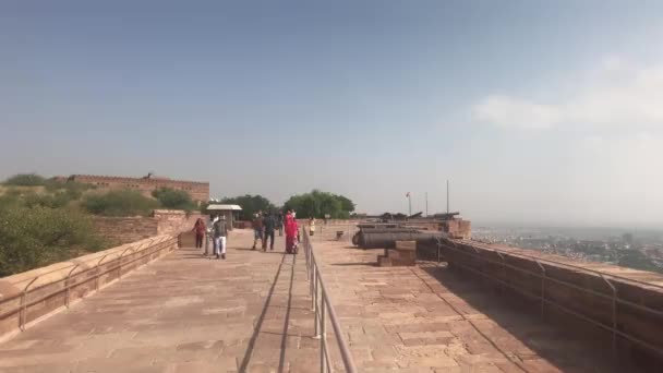 Jodhpur, Indie - listopad 06, 2019: Mehrangarh Fort turisté procházka na dolním místě pevnosti část 6 — Stock video