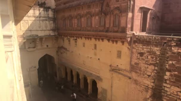 Jodhpur, India - 06 november 2019: Mehrangarh Fort toeristen zien de bezienswaardigheden van de oude vesting deel 6 — Stockvideo