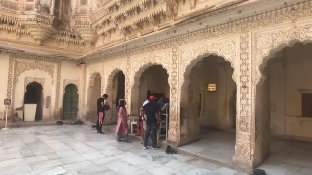 Jodhpur, Índia - 06 de novembro de 2019: Os turistas do Forte de Mehrangarh veem os pontos turísticos da antiga fortaleza parte 12 — Vídeo de Stock