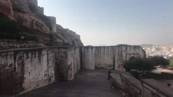 Jodhpur, Indie - 6. listopadu 2019: Mehrangarh Fort Tourist stoupá po strmé silnici — Stock video