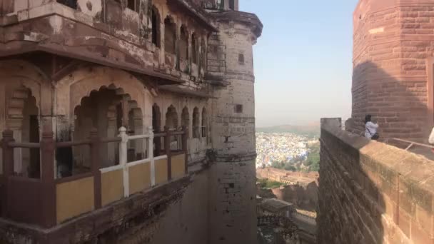 Jodhpur, Indien - 06. November 2019: mehrangarh fort Touristen sehen die Sehenswürdigkeiten der alten Festung Teil 11 — Stockvideo