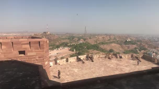 Jodhpur, India - 06 de noviembre de 2019: Los turistas del Fuerte Mehrangarh caminan en el sitio inferior de la fortaleza — Vídeo de stock