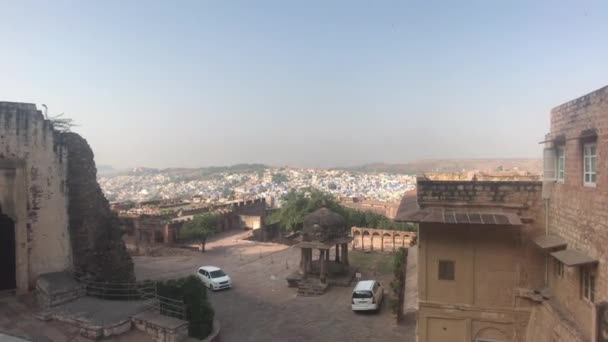 Jodhpur, India - auto in movimento ai piedi della fortezza — Video Stock