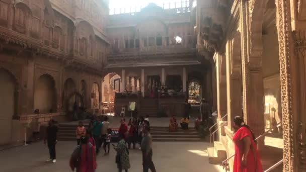 Jodhpur, India - November 06, 2019: Mehrangarh Fort tourists see the sights of the old fortress part 14 — Stockvideo