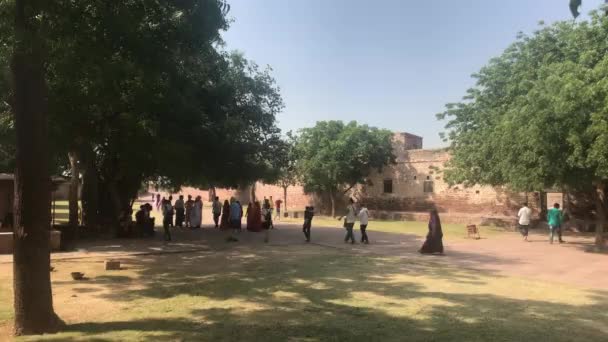 โจธปุร์ ประเทศอินเดีย - 6 พฤศจิกายน ค.ศ. 2019: นักท่องเที่ยวที่ปราสาทเมหริกรานธ์เห็นสถานที่ท่องเที่ยวของป้อมปราการเก่า ส่วนที่ 20 — วีดีโอสต็อก