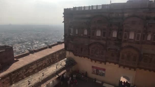 Jodhpur, Índia - 06 de novembro de 2019: Os turistas do Forte Mehrangarh caminham no convés de observação superior parte 2 — Vídeo de Stock