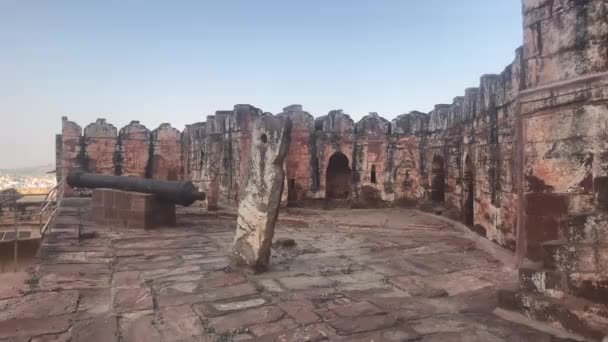 Jodhpur, India - parque infantil frente a la entrada de la fortaleza — Vídeo de stock