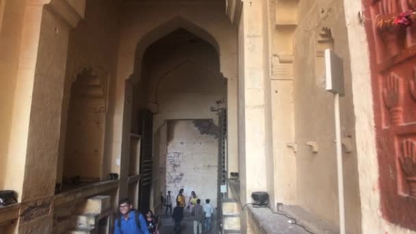 Jodhpur, India - November 06, 2019: tourists walk through the corridors of the fortress — ストック動画