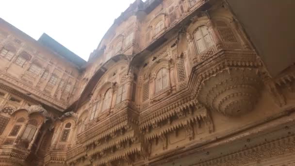Jodhpur, India - massive walls of the courtyard of the fortress — Stock Video