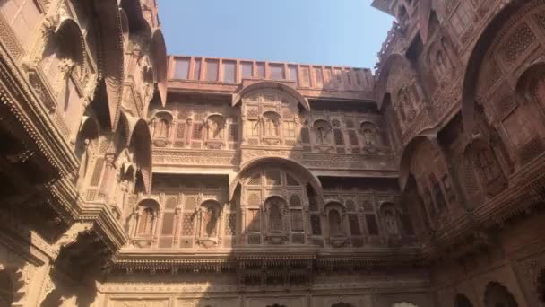 Jodhpur, India - massive walls of the courtyard of the fortress part 4 — Stockvideo