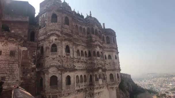 Джодхпур, Индия - мощное историческое сооружение с видом на город — стоковое видео