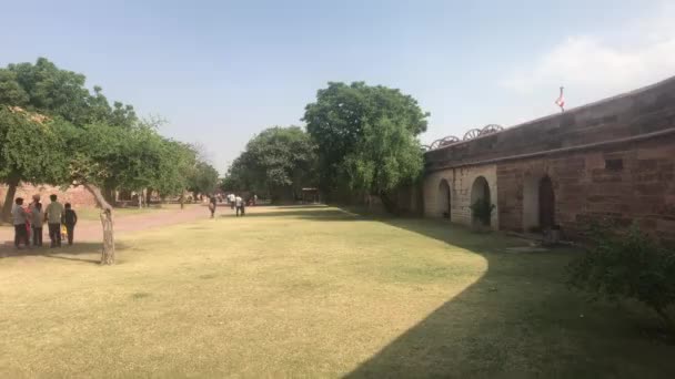 Jodhpur, India - 06 novembre 2019: I turisti di Mehrangarh Fort camminano nel sito inferiore della fortezza parte 7 — Video Stock