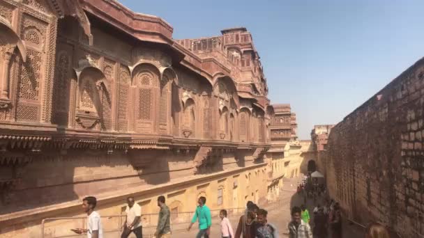 Jodhpur, Indien - 06. November 2019: mehrangarh fort Touristen sehen die Sehenswürdigkeiten der alten Festung Teil 15 — Stockvideo