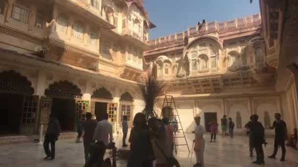 Джодхпур, Индия - 06 ноября 2019: Mehrangarh Fort tourists see the sights of the old fortress part 18 — стоковое видео