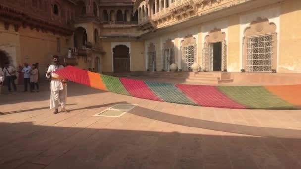 Jodhpur, indien - 06. November 2019: mehrangarh fort tourist winds turban on his head — Stockvideo