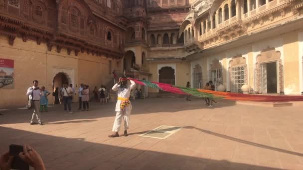 Jodhpur, India - 06 novembre 2019: Mehrangarh Fort Tourist venti turbante sulla sua testa parte 2 — Video Stock