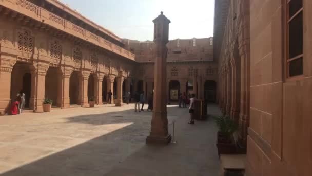 Jodhpur, India - 06 de noviembre de 2019: Umaid Bhawan Palace tourists walk through the halls part 6 — Vídeos de Stock