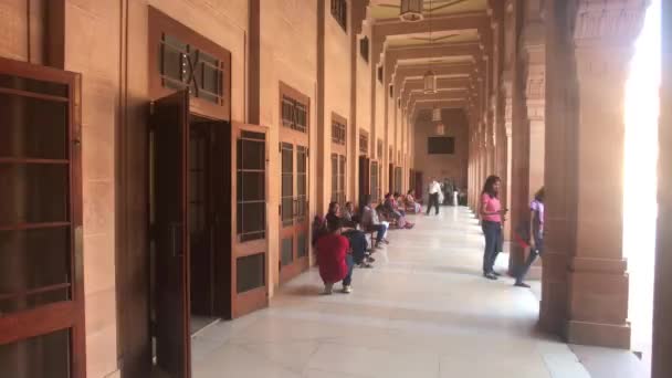 Jodhpur, India - 06 de noviembre de 2019: Umaid Bhawan Palace tourists walk through the halls part 4 — Vídeos de Stock