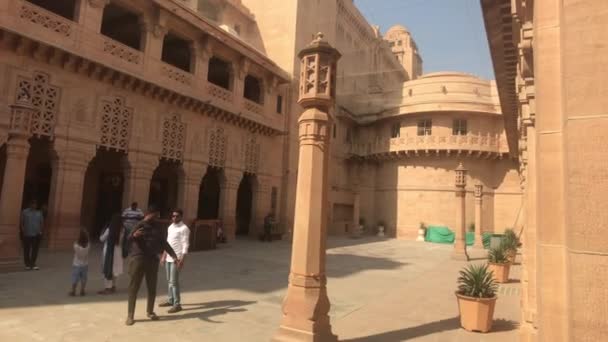 Jodhpur, Indie - 6. listopadu 2019: Umaid Bhawan Palace turisté stojí na dvoře — Stock video