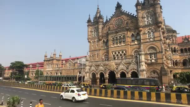 Mumbai, Indie - 10 listopada 2019: Chhatrapati Shivaji Terminus turyści przechodzą obok budynku dworca kolejowego część 3 — Wideo stockowe