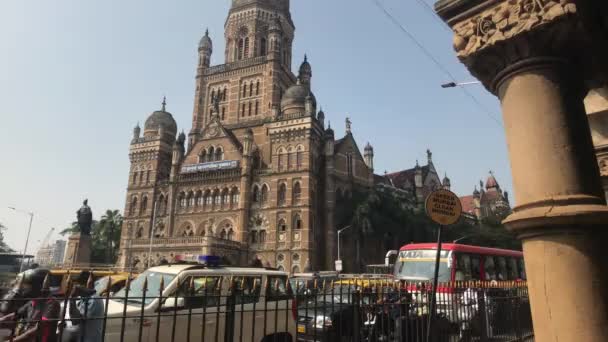 Mumbai, Índia - 10 de novembro de 2019: Chhatrapati Shivaji Terminus turistas passam pelo prédio da estação ferroviária — Vídeo de Stock