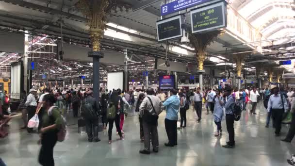 Mumbai, Índia - 10 de novembro de 2019: Chhatrapati Shivaji Terminus turistas se deslocam pela estação ferroviária parte 2 — Vídeo de Stock