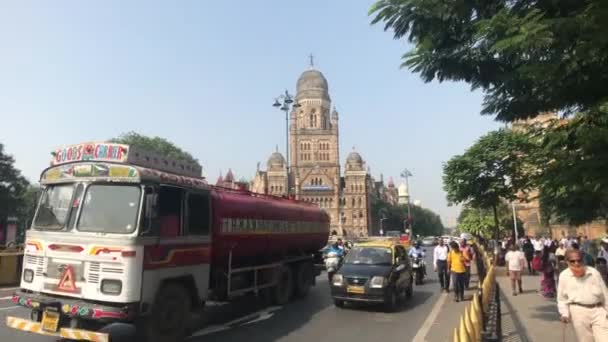 Mumbai, Índia - 10 de novembro de 2019: Chhatrapati Shivaji Terminus turistas passam pelo edifício da estação ferroviária parte 4 — Vídeo de Stock