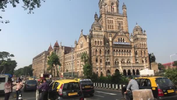 Mumbai, India - November 10, 2019: Chhatrapati Shivaji Terminus tourists walk past the building of the municipal corporation part 3 — Stok video