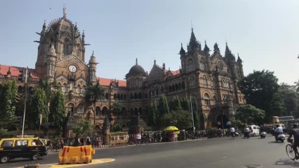 Mumbai, India - 10 november 2019: Chhatrapati Shivaji Terminus toeristen lopen langs het gebouw van het station deel 8 — Stockvideo