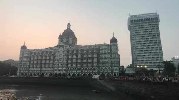 Mumbai, India - Zicht op het gebouw vanaf de zee — Stockvideo