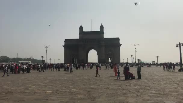 Mumbai, India - November 10, 2019: tourists walk in front of the building part 5 — ストック動画