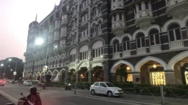 Mumbai, Hindistan - gece lambalı sokak
